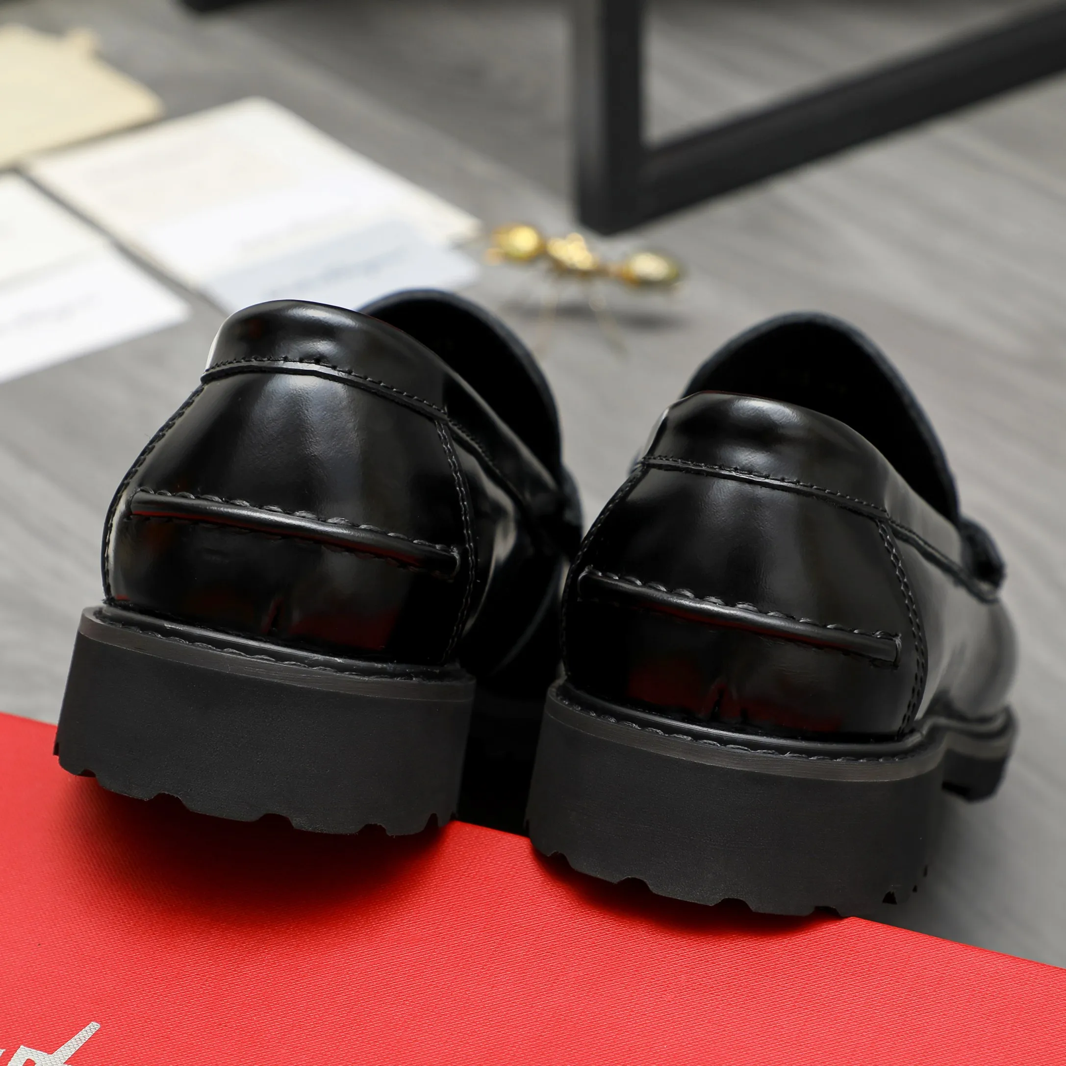 Men's shoes 💰442 Product trademark: Ferragamo "Ferragamo" business formal leather shoes Regular size: 38-46 (45.46 custom-made and non-returnable) Product materials: Selected pearlescent cowhide upper, cowhide lining, non-slip rubber outsole